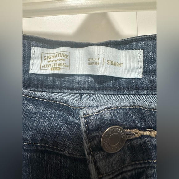 Levi's Signature Gold Totally Shaping Straight Jeans Size 32 Inseam 27” - Picture 3 of 8